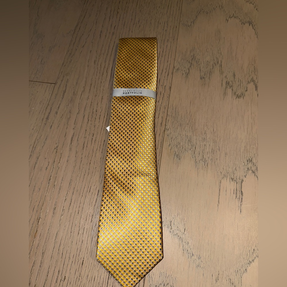 NWT Stafford Yellow Gold w/ Navy Blue Detailing Pattern - Men's Tie